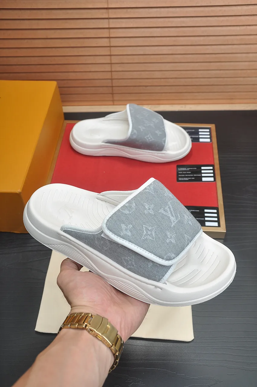 Men's men's shoes 💰340💶 [Louis Vuitton LV slippers] (high-end cowhide) counter 1:1 fashion style, a must-have for summer! The designer used LV’s iconic outsole. The original simple slippers instantly become fashionable! The upper is made of flexible special cowhide leather straps alternately, and the workmanship is exquisite! A must-have for stylish men in summer, size 38-45 (45 customized)